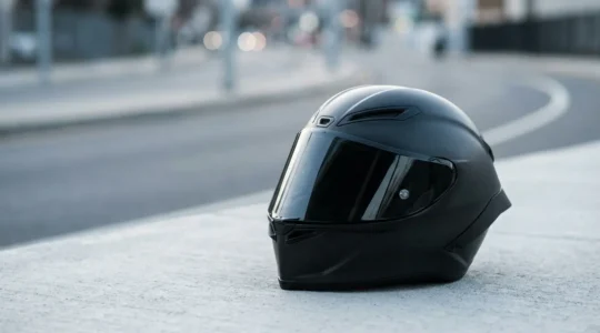 Casque de moto intégral moderne présentant la nouvelle norme de sécurité ECE 22.06