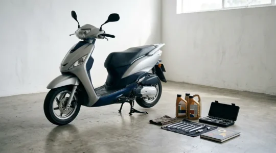 Scooter moderne avec outils d'entretien et carnet de maintenance illustrant l'économie par la prévention
