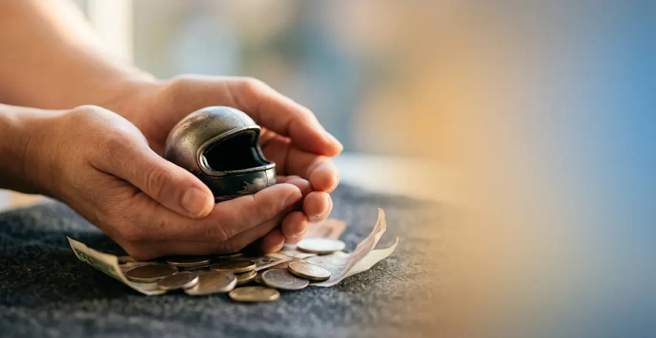 Mains protectrices entourant symboliquement un conducteur vulnérable sur fond épuré évoquant la protection financière