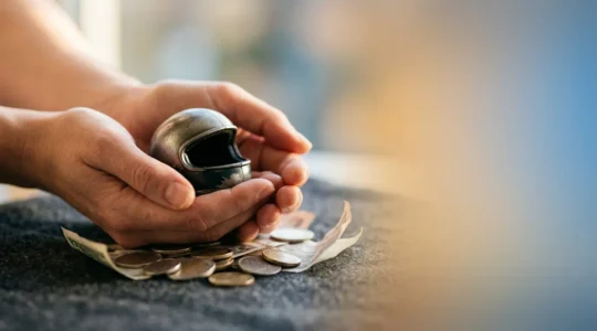 Mains protectrices entourant symboliquement un conducteur vulnérable sur fond épuré évoquant la protection financière