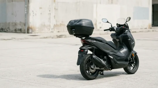 Top case de scooter installé sur un deux-roues en milieu urbain