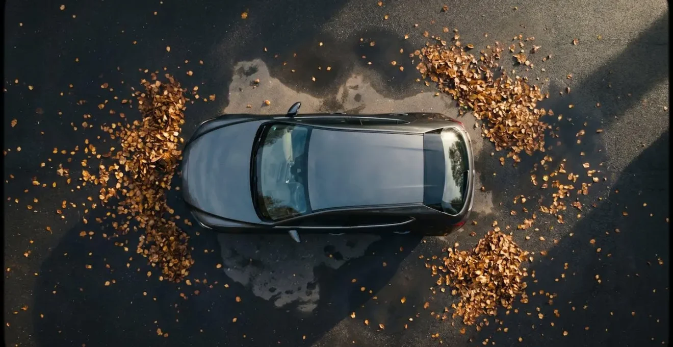 Visualisation des zones d'angles morts autour d'une voiture vue de dessus avec espaces de danger pour les motocyclistes