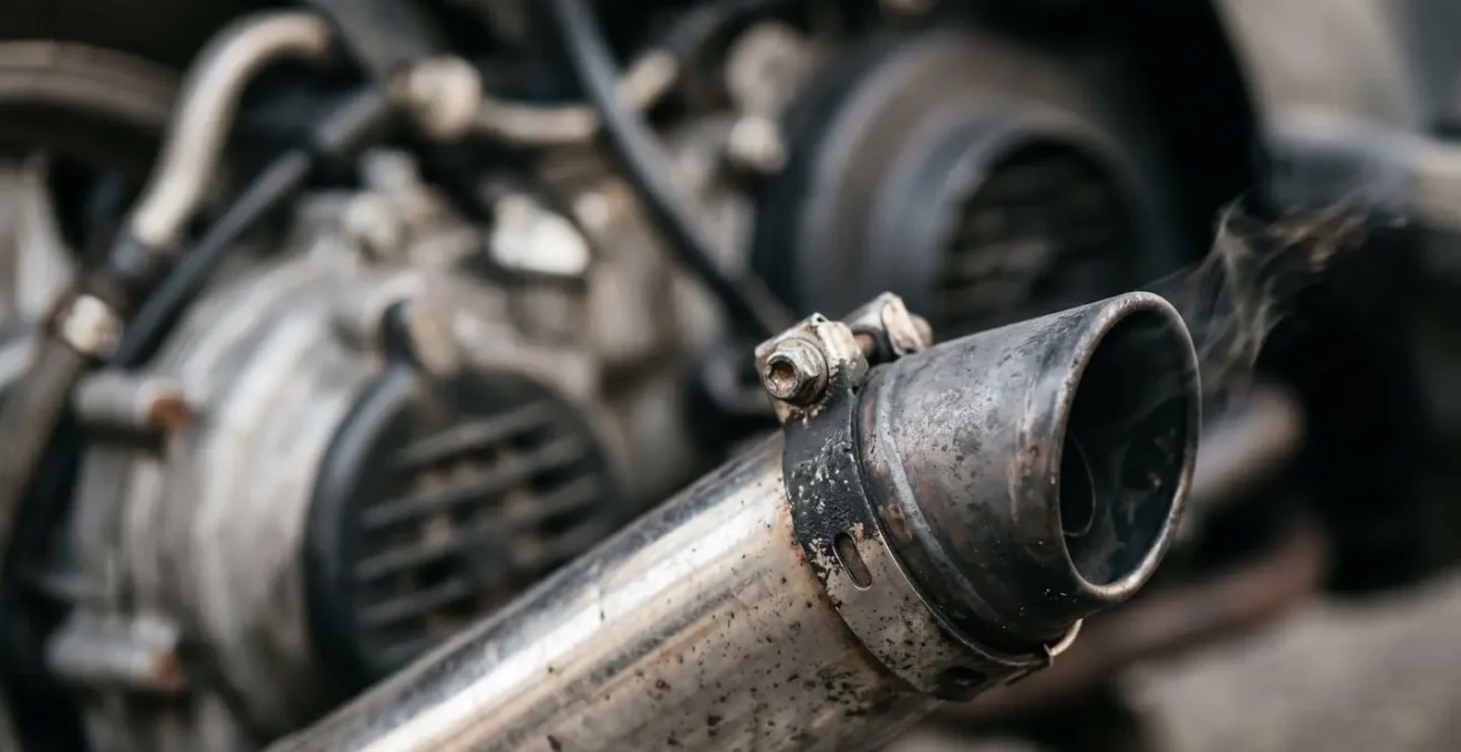 Observation des signes révélateurs d'un problème moteur sur scooter