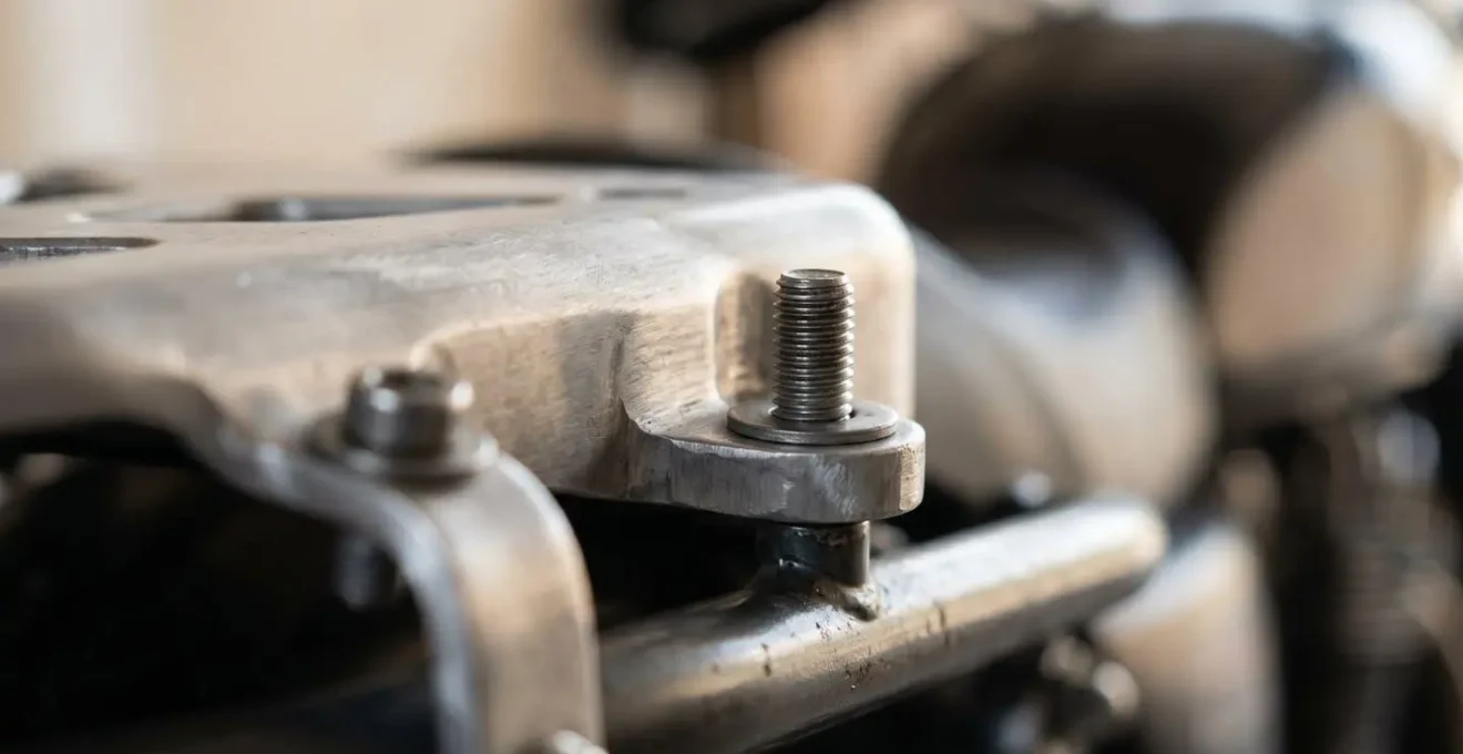 Système de fixation d'une platine de top case sur le châssis d'un scooter montrant les points d'ancrage
