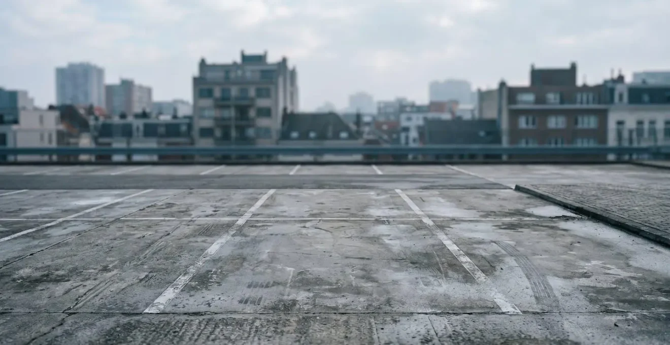 Composition minimaliste montrant un paysage urbain flou à l'arrière-plan avec un espace vide au premier plan symbolisant l'attente et le temps qui passe