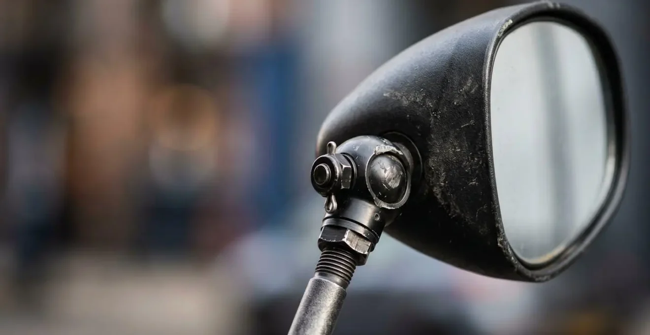 Gros plan sur le rétroviseur d'un scooter montrant les détails de conformité et d'homologation