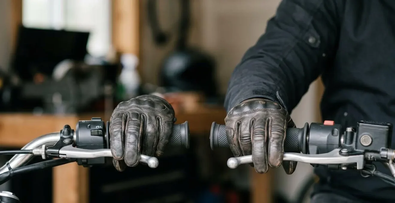 Mains de motard portant des gants tenant des poignées ergonomiques avec surface en gel anti-vibration