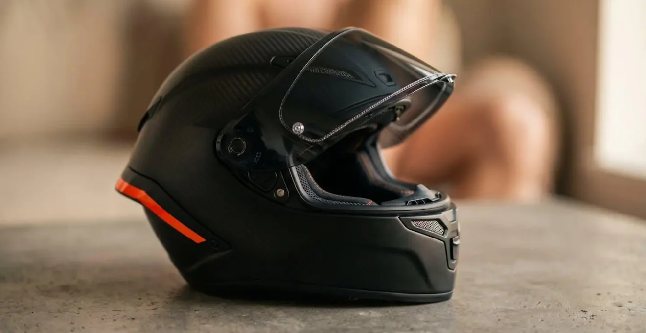 Equipement de protection individuel pour motard dans une composition minimaliste evoquant la securite et la vulnerabilite du conducteur