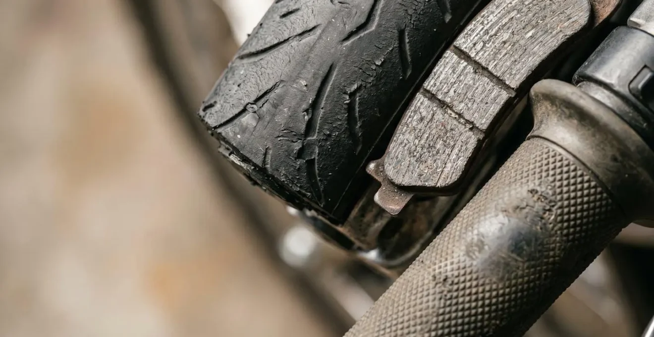 Composition macro révélant les détails d'usure et de sollicitation d'équipements de scooter